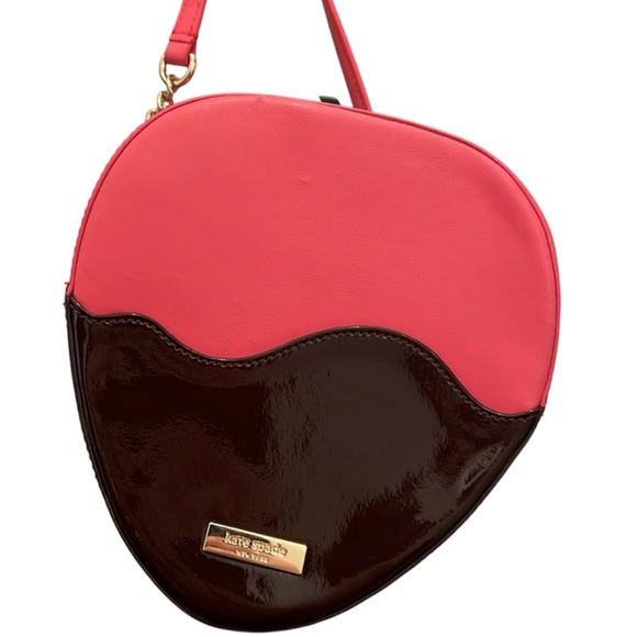 LIKE NEW! KATE SPADE CHOCOLATE COVERED STRAWBERRY 🍓 CROSSBODY BAG - Picture 2 of 5